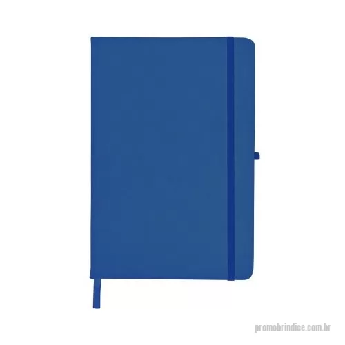Moleskine personalizado - Caderneta emborrachada com porta caneta elástico em nylon, marcador de página em cetim e fita elástica de nylon para fechar. Contém aproximadamente 80 folhas pardas pautadas.  Altura: 21,2 cm Largura: 14 cm Espessura: 1,5 cm Medidas aproximadas para gravação: (CxL): 20 cm x 13 cm