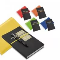 Caderno A5 em c. sintético com 96 folhas não pautadas. Contém suporte para esferográfica (não inclusa). Fornecido em embalagem de non-woven. 140 x 210 mm | Bolsa: 185 x 240 mm
