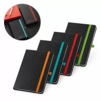 Caderno A5 com capa dura em PU térmico e 80 folhas pautadas. Contém elástico, fita separadora, bolso em papel na parte traseira da capa e suporte para esferográfica (não inclusa). 140 x 210 mm