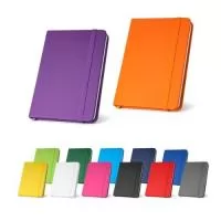 Caderno de bolso de capa dura em c. sintético. Com 160 páginas lisas, fita separadora e elástico. 90 x 140 mm