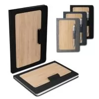 Caderno de anotações com suporte para caneta, capa dura em material reciclável e bambu, miolo com 80 folhas pautadas na cor bege. NÃO ACOMPANHA CANETA.