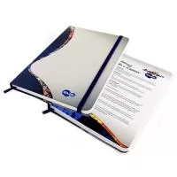 Caderneta estilo moleskine com um design agradável e de grande utilidade, o moleskine agrada todos os públicos. Material 100% PERSONALIZADO (CAPA, ELASTICO, FITILHO, GUARDA, MIOLO PERSONALIZADO E GUARDA PERSONALIZADA), podem acompanhar lâminas de publicidade. Tamanho 9x14 ou 14x21 cm. Diversos tipos de capa. Miolo possui 80 folhas com ou sem personalização no papel off set ou pólen. Elástico para caneta, para fechamento e fitilho. Fabricação 100% Thap Brindes.