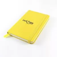 Com um design agradável e de grande utilidade, o moleskine agrada todos os públicos. Material 100% personalizado. Tamanho 9x14 ou 14x21 cm. Capa dura impressa em 4 cores. Miolo possui 80 folhas com ou sem personalização no papel off set ou pólen. Elástico para fechamento e fitilho.