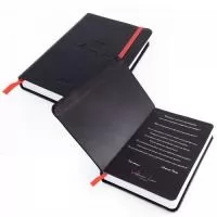 Com um design agradável e de grande utilidade, o moleskine agrada todos os públicos. Material 100% personalizado, podem acompanhar lâminas de publicidade. Tamanho 9x14 ou 14x21 cm. Capa dura revestida em couro sintético com gravação em baixo relevo.. Miolo possui 80 folhas com ou sem personalização no papel off set ou pólen. Elástico para caneta, para fechamento e fitilho. 