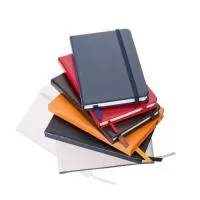Caderneta tipo moleskine em couro sintético de frente e verso liso, marcador de página em cetim e fita elástica para fechar. Contém aproximadamente 80 folhas amarelas pautadas. Tamanho aproximado 13,4 cm x 8,1 cm