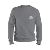 Blusão de Moletom Gola Careca Personalizado - Exclusividade e Conforto em Um Só Produto! SOMOS FABRICANTES Impressione seus clientes, parceiros ou colaboradores com nosso Blusão de Moletom Gola Careca Personalizado. Um brinde exclusivo que combina qualidade, conforto e estilo, perfeito para promover a sua marca de maneira memorável. Características do Produto: Material: Confeccionado em moletom de alta qualidade, proporcionando maciez e durabilidade. Personalização: Personalize com o logo ou design da sua empresa, disponível em diversas cores e tamanhos para atender às suas necessidades específicas. Design: Gola careca clássica, prática e sempre na moda. Possui acabamento impecável com costuras reforçadas para maior resistência. Conforto: Tecido respirável e aconchegante, perfeito para todas as estações do ano, garantindo conforto durante todo o dia. Ajuste Perfeito: Corte regular que se adapta bem ao corpo, oferecendo liberdade de movimento sem sacrificar o estilo. 