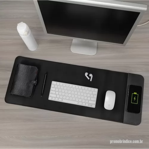 Mouse dobrável personalizado - Desk Pad carregador por indução. O Produto pode ser colocado sobre a mesa com espaço suficiente para seu mouse e teclado, ainda oferecendo uma estação de carregamento wireless em sua parte lateral. O produto acompanha cabo USB e manual de instruções