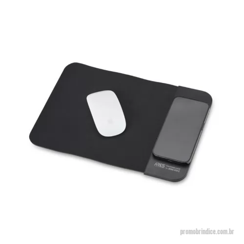 Mouse pad com Carregador Wireless personalizado - Mouse pad com carregamento via indução. Feito em neoprene com verso emborrachado antideslizante, este mouse pad oferece estabilidade e mais praticidade no dia a dia, graças à sua base plástica com carregamento por indução. Acompanha cabo USB V8.