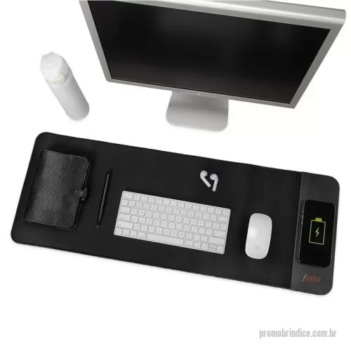 Mouse pad personalizado - Desk Pad carregador por indução. O Produto pode ser colocado sobre a mesa com espaço suficiente para seu mouse e teclado, ainda oferecendo uma estação de carregamento wireless em sua parte lateral. O produto acompanha cabo USB e manual de instruções.