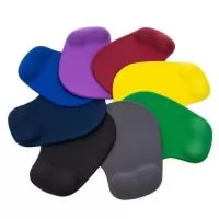 Mouse Pad Ergonômico: Este mouse pad foi projetado para proporcionar uma experiência de trabalho mais confortável. Feito de neoprene durável, oferece um apoio macio e ergonômico para o punho, reduzindo a fadiga durante longas horas de uso. A parte inferior é revestida com silicone antiderrapante, garantindo estabilidade e evitando movimentos indesejados. Além de funcional, seu design elegante se adapta a qualquer ambiente de trabalho. Escolha conforto e praticidade para seus momentos de trabalho com nosso Mouse Pad Ergonômico de Neoprene com Apoio para o Punho e Revestimento Antiderrapante. IMPORTANTE: As imagens exibidas neste site são ilustrativas e podem apresentar variações de tonalidade e intensidade em relação ao produto real.