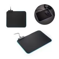 Tapete para jogos em poliéster com base antiderrapante em borracha. Iluminação periférica em RGB, configurada em 15 modos, proporciona uma melhor experiência de jogo. A configuração destas luzes pode ser realizada manualmente permitindo que estabeleç