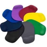 Mouse Pad ergonômico de neoprene com apoio de silicone para o punho.(Temos Opção 100% Personalizado) Parte inferior revestida com silicone antiderrapante.  Largura :  19,1 cm  Comprimento :  23,4 cm  Espessura :  0,3 cm