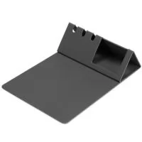 Mouse pad com estrutura em papelão resistente e revestimento em poliuretano (PU). Possui design dobrável com espaço para suporte de celular e porta-canetas.