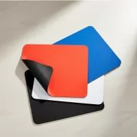 Mouse pad flexível em poliéster com base antiderrapante feita em borracha.