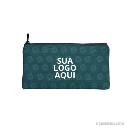 Necessaire em Neoprene personalizado - Apresentamos a nossa necessaire personalizada, o brinde corporativo ideal para transmitir sofisticação e organização aos seus clientes e parceiros de negócios! Esta necessaire exclusiva combina estilo e praticidade para uma experiência completa.  Fabricada com materiais de alta qualidade, nossa necessaire é resistente e durável, perfeita para acompanhar o dia a dia agitado dos profissionais modernos. Seu design elegante e discreto confere um toque de classe ao acessório.  A personalização é o que torna esta necessaire verdadeiramente especial. Você pode adicionar o logotipo da sua empresa, o nome do cliente ou qualquer outra marca que represente sua identidade corporativa. Nossa equipe especializada trabalhará em conjunto com você para criar um design personalizado e exclusivo.  Compacto, a necessaire personalizada oferece espaço suficiente para acomodar produtos pequenos essenciais. Sua funcionalidade interna permite uma organização eficiente, tornando-a perfeita para viagens de negóc