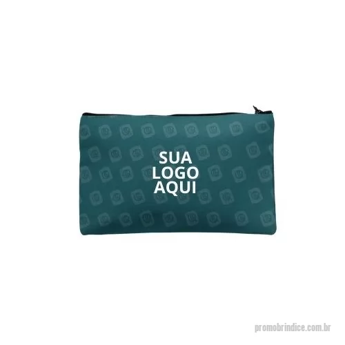 Necessaire em Neoprene personalizado - Apresentamos a nossa necessaire personalizada, o brinde corporativo ideal para transmitir sofisticação e organização aos seus clientes e parceiros de negócios! Esta necessaire exclusiva combina estilo e praticidade para uma experiência completa.  Fabricada com materiais de alta qualidade, nossa necessaire é resistente e durável, perfeita para acompanhar o dia a dia agitado dos profissionais modernos. Seu design elegante e discreto confere um toque de classe ao acessório.  A personalização é o que torna esta necessaire verdadeiramente especial. Você pode adicionar o logotipo da sua empresa, o nome do cliente ou qualquer outra marca que represente sua identidade corporativa. Nossa equipe especializada trabalhará em conjunto com você para criar um design personalizado e exclusivo.  Compacto, a necessaire personalizada oferece espaço suficiente para acomodar produtos pequenos essenciais. Sua funcionalidade interna permite uma organização eficiente, tornando-a perfeita para viagens de negóc