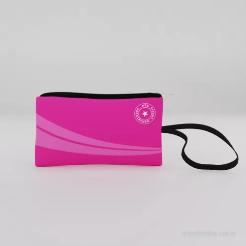 Necessaire em Neoprene personalizado - Necessaire de Mão Personalizada,  é feita de neoprene, oferecendo durabilidade e estilo. Com fechamento em zíper e cursor niquelado, ela garante segurança para seus itens. A alça de mão em fita CTF de 15mm facilita o transporte, tornando-a perfeita para o dia a dia ou viagens. Personalize com sua marca e destaque-se!