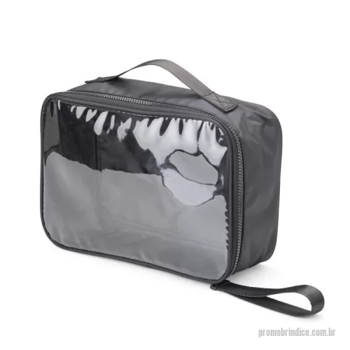 Necessaire em Pvc personalizado - Nécessaire confeccionada em nylon, com frente em visor transparente, fechamento por zíper e alça superior. Inclui também uma alça de transporte em nylon.