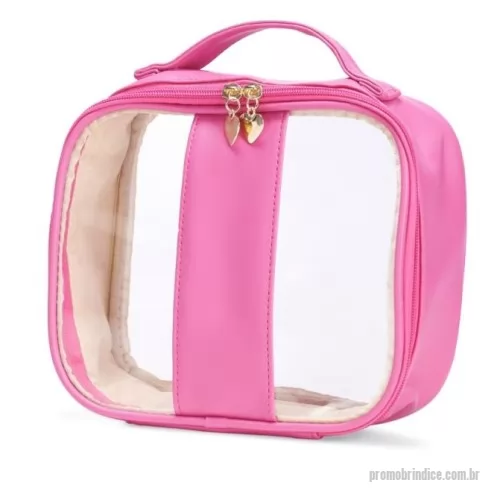 Necessaire em Pvc personalizado - Necessaire em Pvc Personalizado 18647M com sua logomarca. 20 anos ajudando a cotar Brindes Promocionais com várias empresas num único clique. Nécessaire impermeável em PVC com bordas em PU. Conta com alça superior de mão, fechamento em zíper e puxadores no formato de coração.Nécessaire impermeável em PVC com bordas em PU. Conta com alça superior de mão, fechamento em zíper e puxadores no formato de coração.Necessaire em Pvc Personalizado, 179163, Bets Brindes. Clique e Cote no Portal PromoBríndice!