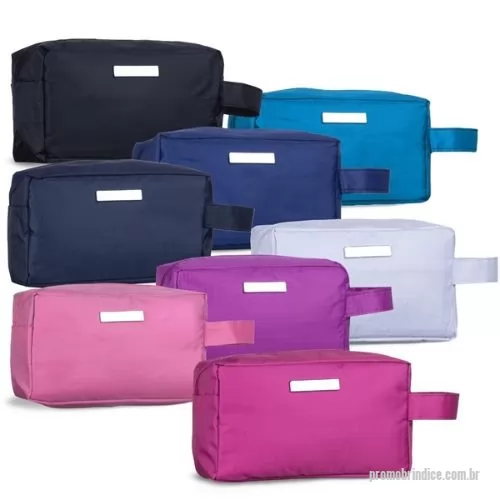 Necessaire em Pvc personalizado - Descrição: Nécessaire de pvc resistente à água com plaquinha metálica fixa.  Altura :  11,5 cm  Largura :  20 cm  Profundidade :  9 cm  Medidas aproximadas para gravação (CxL):  1 cm x 4,8 cm  Tamanho total aproximado  (CxL):  Comprimento da alça : 14 cm  Peso aproximado (g):  77