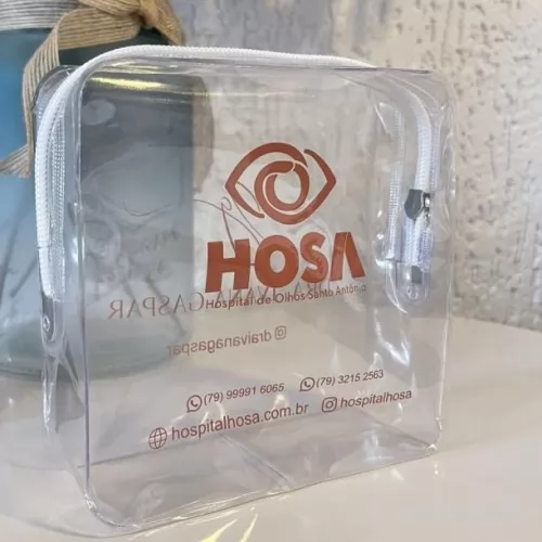 Necessaire em Pvc personalizado - Necessaire confeccionada em pvc cristal espessura 0,20mm medida 14x14x04cm, personalizada em serigrafia, não é adesivo, em 1 cor ou colorido, tamanho ideal para montar kit higiene, kit clinica, kit cirurgia, ou apenas presentear seu cliente,  vendas a partir de 30 unidades.