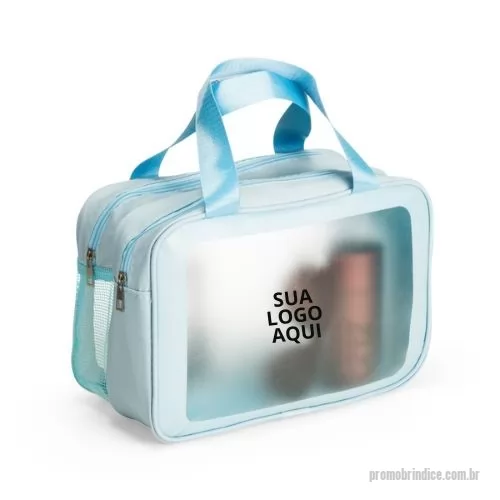 Necessaire em Pvc personalizado - A nécessaire em PVC fosco com detalhes em poliuretano (PU) é prática, resistente e elegante. Possui dois compartimentos com fechamento em zíper, sendo um deles com malha respirável, ideal para armazenar objetos de higiene, maquiagem ou acessórios. Conta ainda com duas alças de mão em nylon, que garantem praticidade no transporte. Um brinde funcional e personalizável, perfeito para destacar a marca em eventos corporativos, viagens e campanhas promocionais.