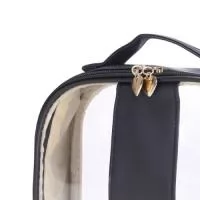 Um nécessaire do tamanho excelente para levar o que é importante no dia a dia sem deixar nada para trás. Feita em PVC e com bordas em PU, ela é impermeável, fazendo com que ela também seja uma opção segura e funcional para carregar itens essenciais para um banho de mar ou piscina como protetores solares, bronzeadores, entre outros produtos para cuidados com a pele e cabelos. Além disso, o nécessaire conta com uma alça para mãos e fechamento em zíper com puxadores em formato de coração para dar aquele toque extra de charme  Altura :  20 cm
