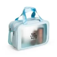 A nécessaire em PVC fosco com detalhes em poliuretano (PU) é prática, resistente e elegante. Possui dois compartimentos com fechamento em zíper, sendo um deles com malha respirável, ideal para armazenar objetos de higiene, maquiagem ou acessórios. Conta ainda com duas alças de mão em nylon, que garantem praticidade no transporte. Um brinde funcional e personalizável, perfeito para destacar a marca em eventos corporativos, viagens e campanhas promocionais.