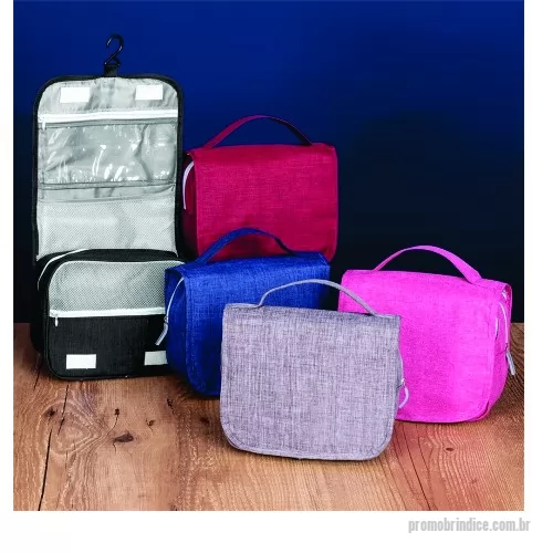 Nécessaire personalizado - ecessaire organizadora em tecido nylon Oxford, abertura frontal por velcro e alça superior, parte interna com gancho plástico; bolso interno superior de pvc e bolso de tela superior; dois bolsos inferiores de zíper, sendo o primeiro com detalhe superior em tela e 3 divisões internas e o segundo na parte frontal interna. Perfeita para lhe acompanhar em viagens e até mesmo transportar seus itens pessoais do dia a dia com organização e praticidade.  Altura :  20,5 cm  Largura :  22 cm