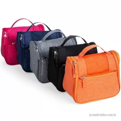 Nécessaire personalizado - Necessaire organizadora em tecido nylon Oxford, possui bolso frontal e alça superior, parte interna com gancho plástico; bolso interno superior em nylon e bolso de tela ambos com zíper; bolso inferior aberto de tela com 4 divisões de bolsos também em tela. Perfeita para lhe acompanhar em viagens e até mesmo transportar seus itens pessoais do dia a dia com organização e praticidade.