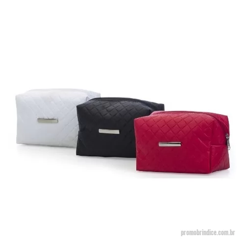 Nécessaire personalizado - Nécessaire Personalizado 13295 com sua logomarca. 20 anos ajudando a cotar Brindes Promocionais com várias empresas num único clique. Descrição: Necessaire puff matelassê, material em couro sintético. Possui uma plaqueta prata no centro para gravação.Descrição: Necessaire puff matelassê, material em couro sintético. Possui uma plaqueta prata no centro para gravação.Nécessaire Personalizado, 142662, Color Brindes. Clique e Cote no Portal PromoBríndice!