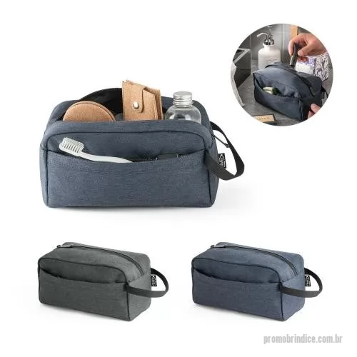 Nécessaire personalizado - Nécessaire em rPET 600D com interior forrado. Bolso frontal com ziper e pega lateral em webbing.