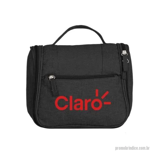 Nécessaire personalizado -  Necessaire organizadora em tecido nylon Oxford, possui bolso frontal e alça superior, parte interna com gancho plástico; bolso interno superior em nylon e bolso de tela ambos com zíper; bolso inferior aberto de tela com 4 divisões de bolsos também em tela. Perfeita para lhe acompanhar em viagens e até mesmo transportar seus itens pessoais do dia a dia com organização e praticidade. Altura :  21 cm  Largura :  22,7 cm  Medidas aproximadas para gravação (CxL):  8,5 cm x 17 cm  Tamanho total aproximado  (CxL):  Aberto 42 cm  Peso aproximado (g):  125