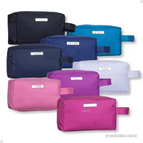 Nécessaire personalizado -  Necessaire impermeável de pvc com plaquinha metálica para personalização, possui alça lateral, zíper e forro de poliéster. Altura :  12,5 cm  Largura :  23 cm  Medidas aproximadas para gravação (CxL):  1 cm x 4,8 cm  Peso aproximado (g):  77