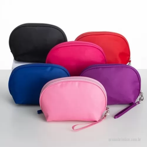 Nécessaire personalizado - Nécessaire Personalizado 18533 com sua logomarca. 20 anos ajudando a cotar Brindes Promocionais com várias empresas num único clique. Nécessaire de nylon resistente à água, acompanha alça de transporte.Nécessaire de nylon resistente à água, acompanha alça de transporte.Nécessaire Personalizado, 151305, Elembrancas. Clique e Cote no Portal PromoBríndice!