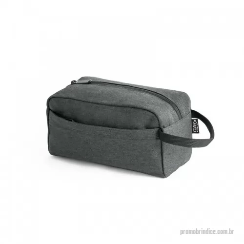 Nécessaire personalizado - Nécessaire em rPET 600D com interior forrado. Bolso frontal com zíper e pega lateral em webbing. 