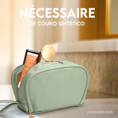 Nécessaire personalizado - Necessaire 18901 - Excelente solução para quem busca organização e praticidade no dia a dia. Produzida em couro sintético e resistente à água, ela conta com três compartimentos funcionais: um principal, espaçoso, ideal para acomodar itens maiores; outro com bolso de tela, fechamento em zíper e divisórias, perfeito para canetas, rímel, lápis de olho ou o que preferir; e um terceiro com quatro bolsos, sendo dois de tela e dois no modelo cortininha, oferecendo ainda mais possibilidades para manter tudo no lugar. Além disso, sua alça facilita o transporte, tornando-a uma escolha prática e versátil para quem precisa otimizar espaço e manter tudo organizado de forma inteligente. Gravação digital Colorida