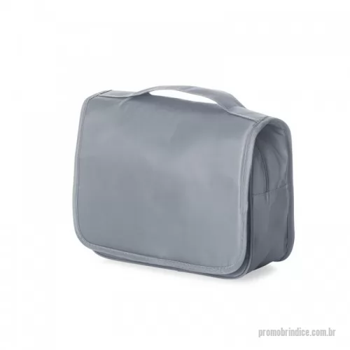 Nécessaire personalizado -  Necessaire organizadora “travel”. Tecido Sarja, abertura frontal por velcro e alça superior, parte interna com gancho plástico; bolso interno superior de pvc e bolso de tela superior, ambos de zíper; dois bolsos inferiores de zíper, sendo o primeiro com detalhe superior em tela e 3 divisões internas com 3 elásticos para fixação, segundo bolso na parte frontal interna; parte traseira possui um bolso externo. Perfeita para lhe acompanhar em viagens e até mesmo transportar seus itens pessoais do dia a dia com organização e praticidade.