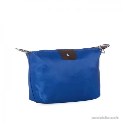 Nécessaire personalizado - Necessaire impermeável de poliéster com detalhes em couro sintético e parte interna com revestimento emborrachado, possui um “botão” no detalhe do couro frontal.