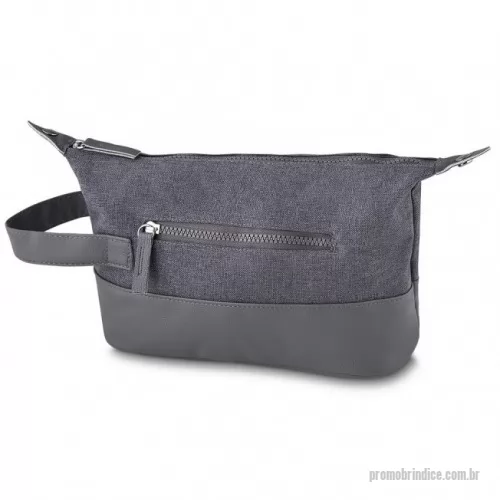 Nécessaire personalizado - Necessaire de nylon com detalhes em couro sintético. Possui alça lateral, pequenas abas nas laterais com botões para ajuste, compartimento principal superior e um pequeno compartimento frontal, zíperes acompanham puxador em couro sintético.