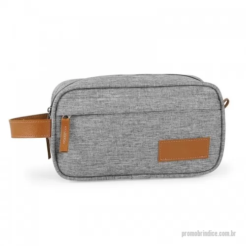 Nécessaire personalizado - Necessaire confeccionada em poliéster com detalhes em couro sintético, possui dois compartimentos com zíper, alça para transporte e alça pequena para acesso de chaveiro ou gancho.