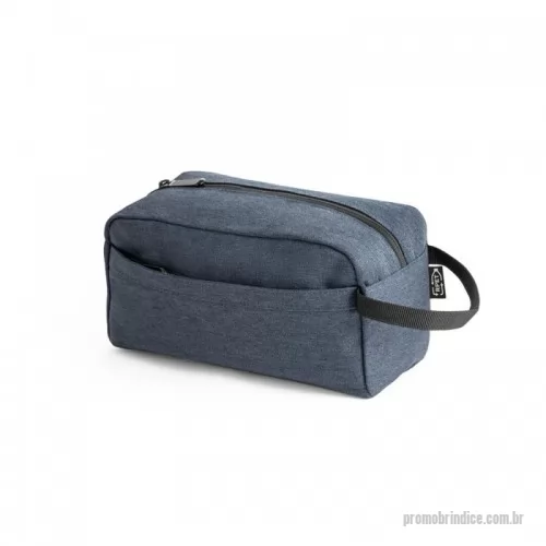 Nécessaire personalizado - Nécessaire em rPET 600D com interior forrado. Bolso frontal com zíper e pega lateral em webbing.