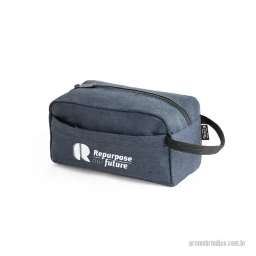 Nécessaire personalizado - Nécessaire em rPET 600D com interior forrado. Bolso frontal com zíper e pega lateral em webbing.