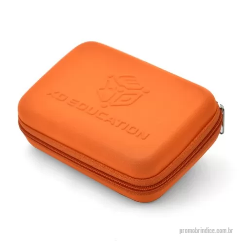 Nécessaire personalizado - Caixinha em E.V.A termomoldado em malha helanca proporcionando a combinação perfeita entre flexibilidade e rigidez e protegendo os itens nela armazenados. Costura reforçada, forro em material têxtil, fechamento por zíper e cuidado com os acabamentos finais.  Possuímos uma variada gama de cores à sua disposição e a possibilidade de estamparia com arte exclusiva para promover a empresa fortalecendo sua identidade e entregando um brinde personalizado de qualidade para seus parceiros.