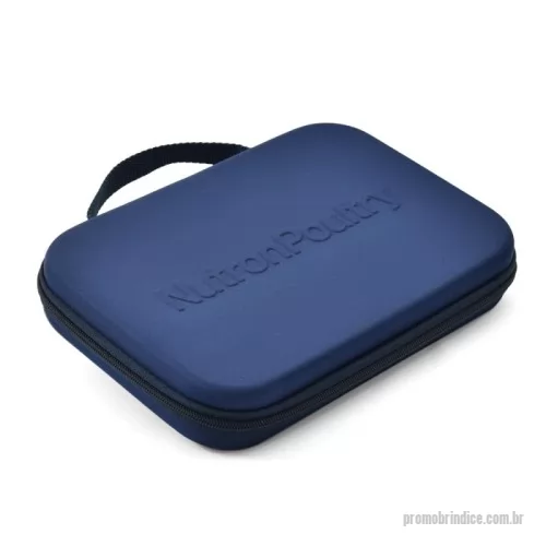 Nécessaire personalizado - Necessaire grande para comportar uma grande variedade de cosméticos e itens de higiene. Item termomoldado em E.V.A com revestimento em malha helanca – combinação que por um lado garante a proteção dos produtos armazenados e por outro traz um acabamento perfeito e, consequentemente, muita qualidade.  O fechamento por zíper facilita o manuseio, o revestimento interno garante sofi sticação e a combinação de cores permite a possibilidade de um produto que funciona para diversos tipos de públicos. Compartimentos internos e espelho prometem agradar seus parceiros e colaboradores com ainda mais funcionalidade e praticidade. Também temos outros produtos como cases personalizado para notebook. 