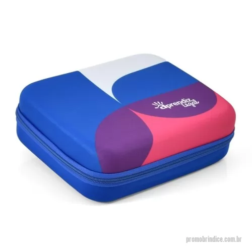 Nécessaire personalizado - Necessaire termomoldado com fechamento feito por zíper e acabamento interno impecável. Excelente brinde personalizado para um público viajante que gosta de guardar sabonetes, pasta de dente, shampoos e demais itens em necessairies que são compactas, mas com grande capacidade de armazenamento.  Ideal para acomodar produtos de sua empresa, como peças técnicas, equipamentos eletrônicos e outros.  Funciona ainda para um público que organiza produtos de higiene/maquiagem/acessórios de cabelo em armários dentro de casa. De uma forma ou de outra sua marca será divulgada neste brinde de maneira estratégica a fim de agradar seus parceiros ou colaboradores com um item útil e muito versátil.
