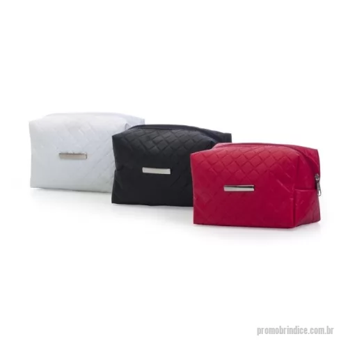Nécessaire personalizado - Necessaire puff matelassê, material em couro sintético. Possui uma plaqueta prata no centro para gravação.