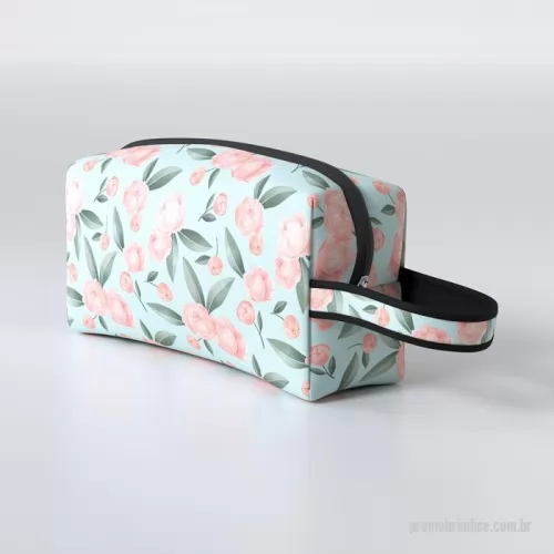 Nécessaire personalizado - A necessaire plus com alça personalizada em Neoprene é uma versão que oferece mais comodidade e conforto durante o transporte em relação a necessaire plus em Neoprene, por conta de sua alça, muitos clientes nos davam sugestão de uma alça para carregar a necessaire. Nossa área de desenvolvimento estudou as solicitações do cliente para desenvolver um produto que atendesse a todas as sugestões, então foi criada a necessaire plus com alça, com medidas iguais, ela possui uma alça reforçada e pode ser utilizada para transportar além dos itens do dia a dia, itens de maquiagem como pinceis e batons, materiais escolar como réguas, lápis, canetas e muito mais coisas.