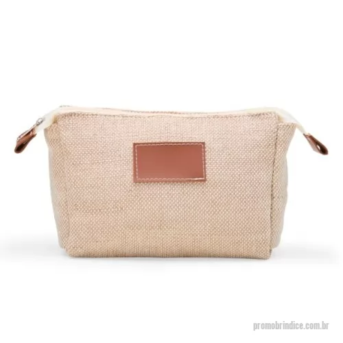 Nécessaire personalizado - Descubra a praticidade e o charme da nossa Necessaire em Juta, uma companheira indispensável para manter seus itens essenciais sempre organizados. Feita com material externo de juta dublada com algodão, ela não só tem um visual deslumbrante, mas também é resistente e durável.