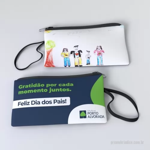 Nécessaire personalizado - Necessaire de Mão Isoflex Personalizada, oferece durabilidade e estilo. Com fechamento em zíper e cursor niquelado, ela garante segurança para seus itens. A alça de mão em fita CTF de 15mm facilita o transporte, tornando-a perfeita para o dia a dia ou viagens. Personalize com sua marca e destaque-se!
